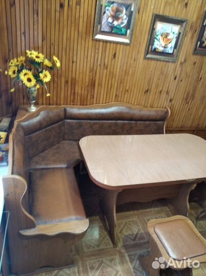 Кухонный уголок и стол обеденный,два табурета