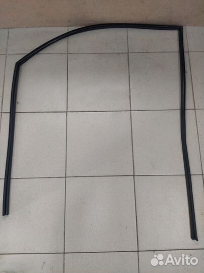 Уплотнитель стекла Митсубиси Л200