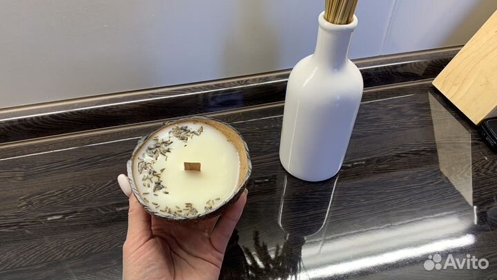 Ароматическая свеча в кокосе