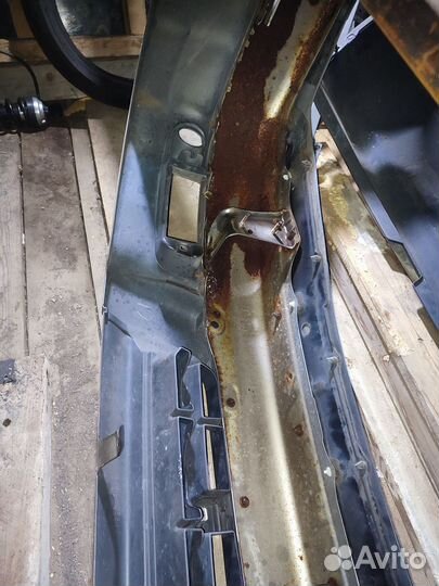 Продам бампер Hilux Surf 185