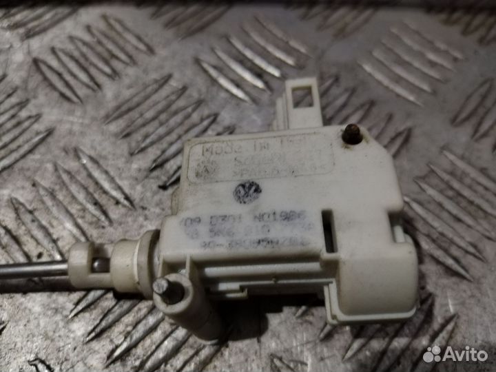 Актуатор лючка бензобака VW Golf 6