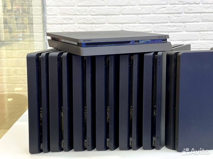 В налчии Sony PS4 + игра +гарнатия