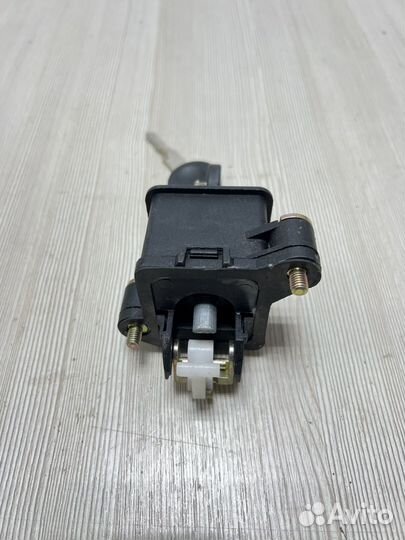 Кнопка багажника Passat B3