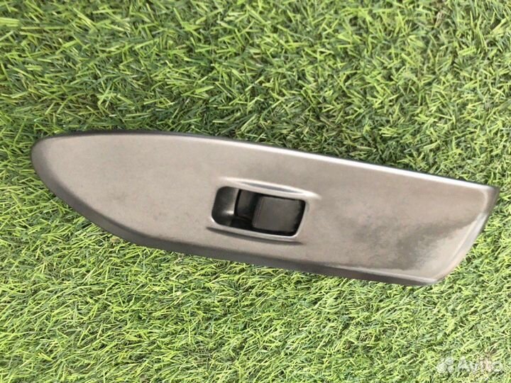 Накладка декоративная передняя правая Mitsubishi