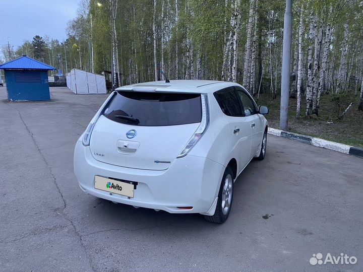 Nissan Leaf, 2011