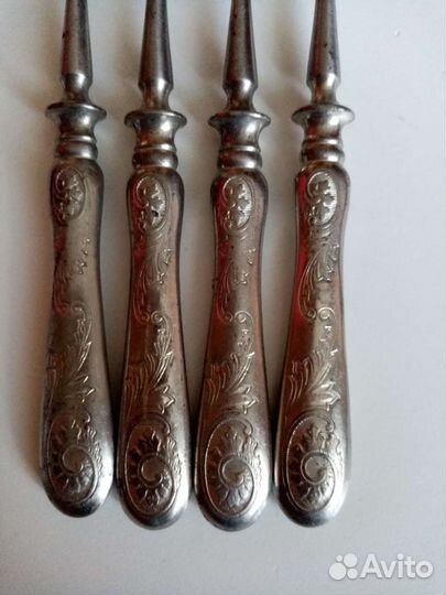 Набор ножей и вилок