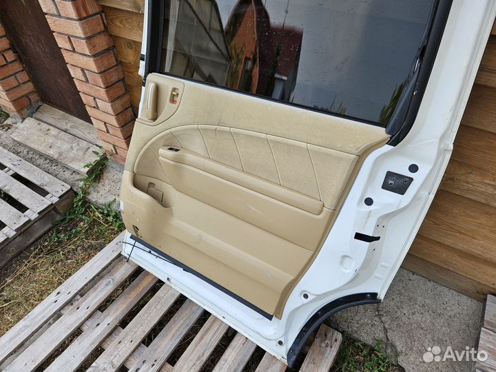 Дверь задняя правая Honda Elysion (белая)