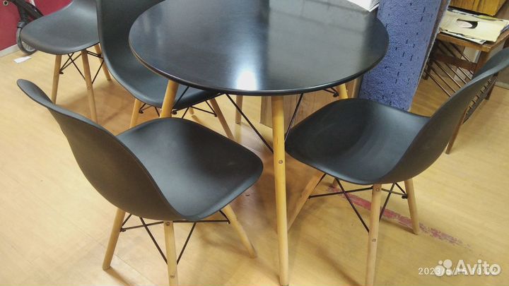 Стол со стульями