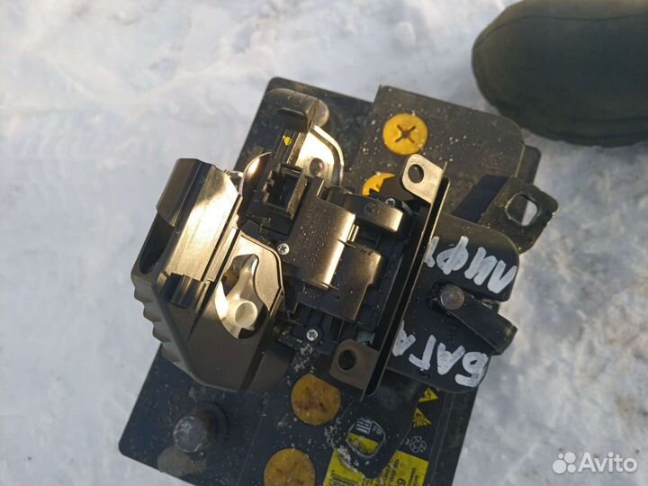 Замок крышки багажника Skoda Rapid 1