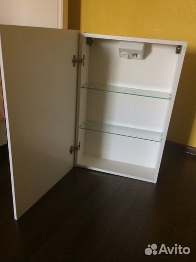 Зеркало со шкафчиком для ванной комнаты