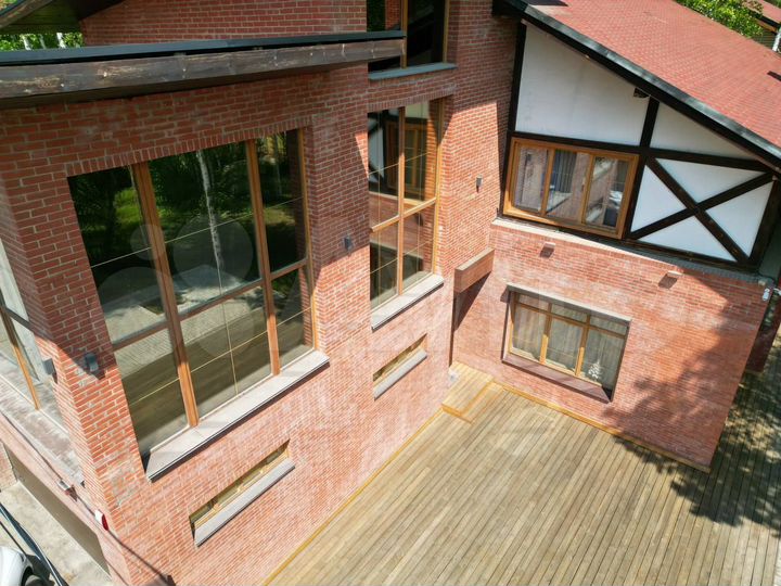 Коттедж 330 м² на участке 10 сот.