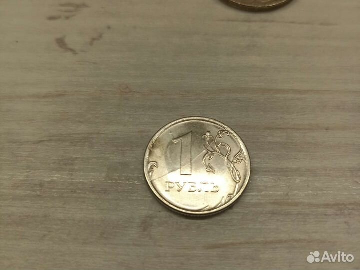 Монета 1 рубль (скол)