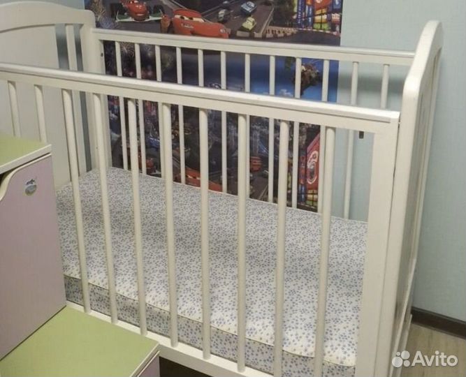 Детская кроватка с маятником