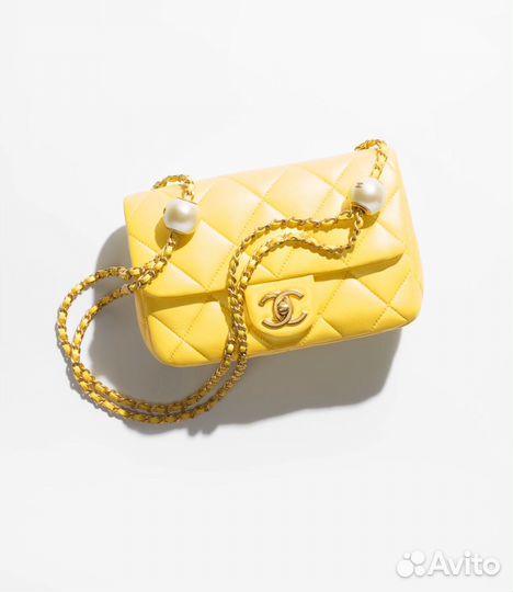 Желтая сумка-конверт Chanel