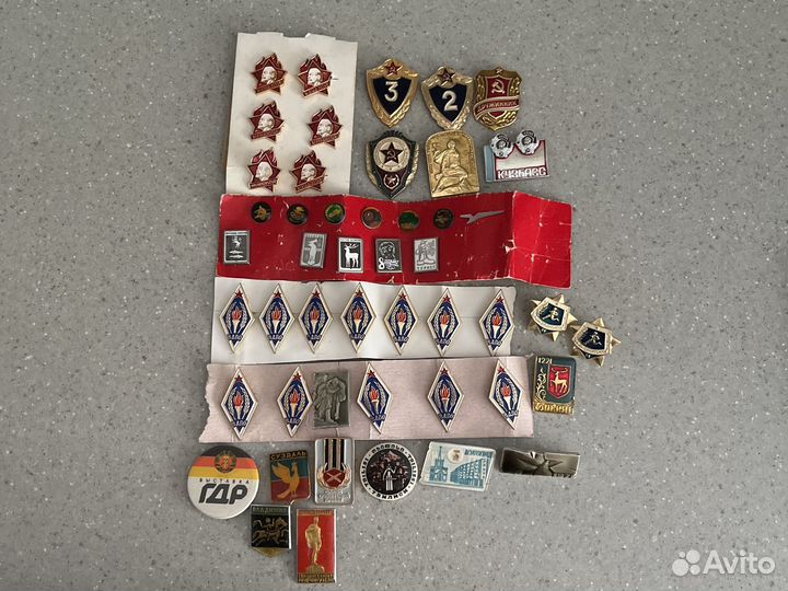 Монеты и банкноты, значки