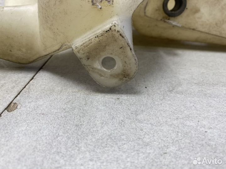 Бачок омывателя Митсубиси