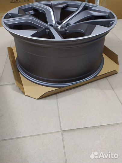 Диски литые 22 дюйма Audi Q7 Q8 VW Toureg RSq8 гра
