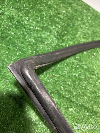 Уплотнитель передней правой двери на Hyundai Accen