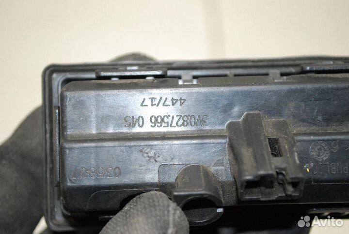 Кнопка открывания багажника Volkswagen Tiguan AD1