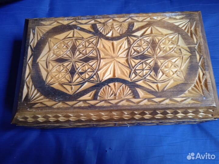 Деревянная шкатулка