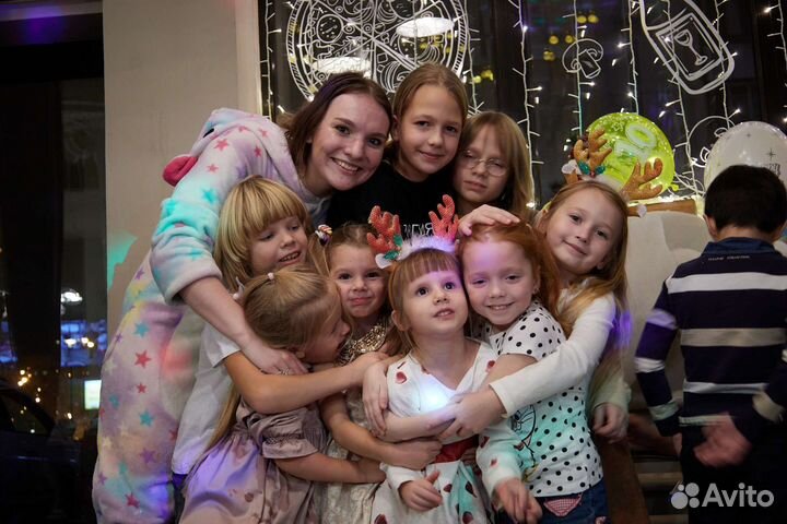 Ведущий, ростовая кукла, театральная сфера и любая