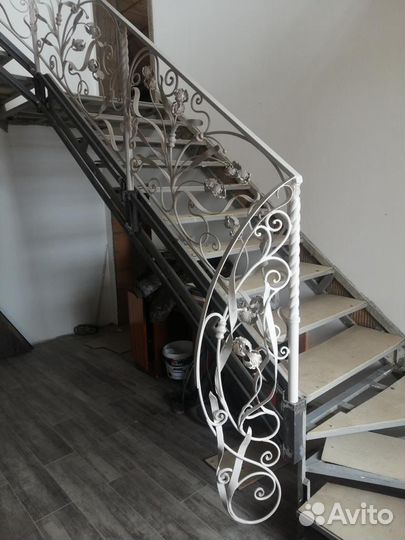 Металлическая лестница, кованая лестница