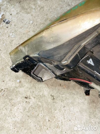 Дефект. Фара правая Xenon Nissan Wingroad Y11 рест