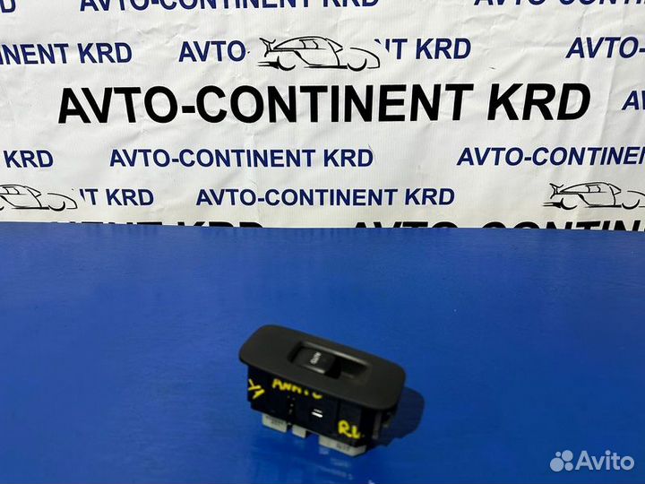 Кнопка стеклоподъемника задняя левая Toyota