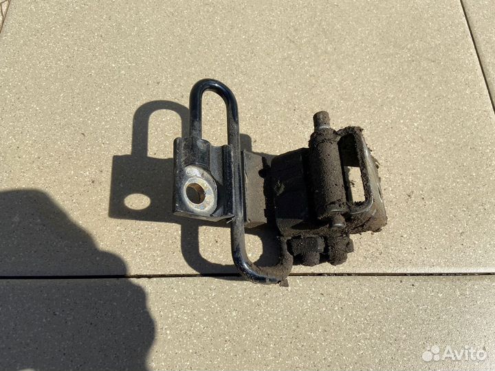 Петля двери задняя левая нижняя Volkswagen Golf 4