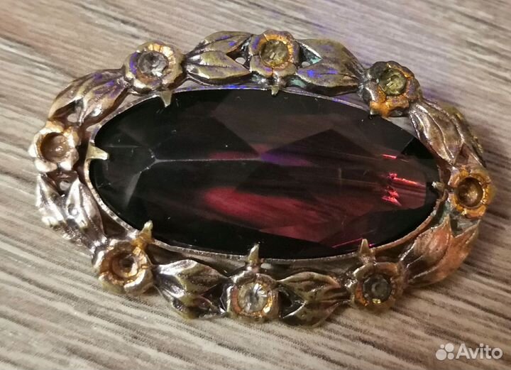 Продам винтажный брошь С камнем