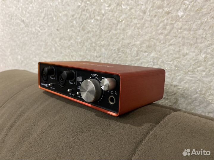 Внешняя звуковая карта Focusrite Scarlett 2i2