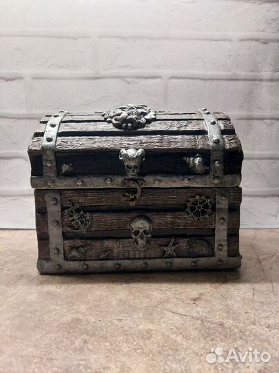 Сундук в пиратском стиле