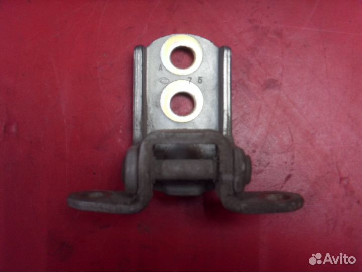 Петля двери нижняя Nissan Almera Classic (B10)