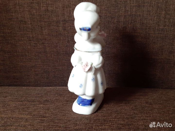 Фарфоровая статуэтка 