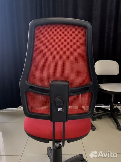 Стул офисный на колесиках