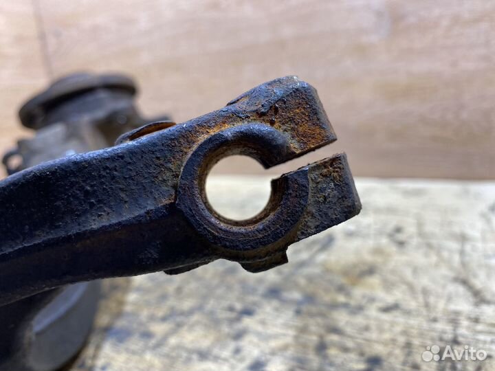 Поворотный кулак передний правый VW Passat B5