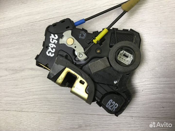 Замок двери передний правый Toyota Corolla Verso