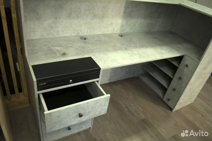 Ресепшн с денежным ящиком