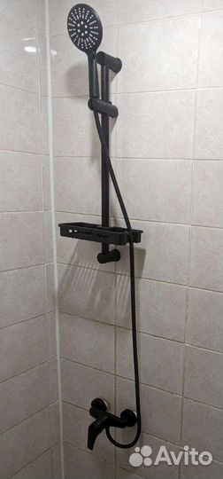 Душевая стойка с полочкой