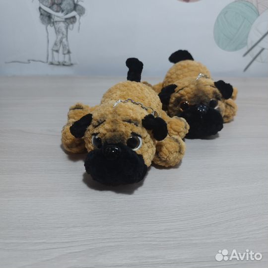 Вязанный брелок Щенок Мопс