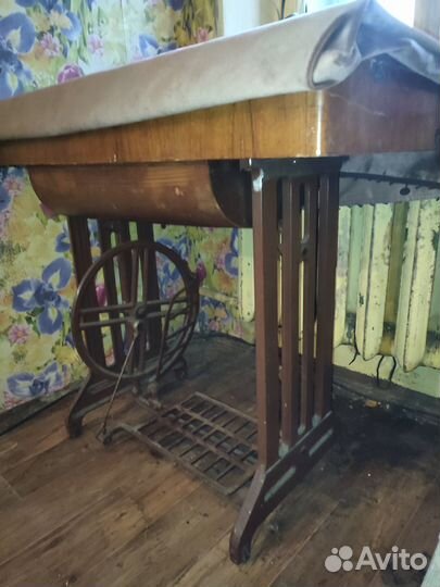 Швейная машина ножная СССР, подножье металл