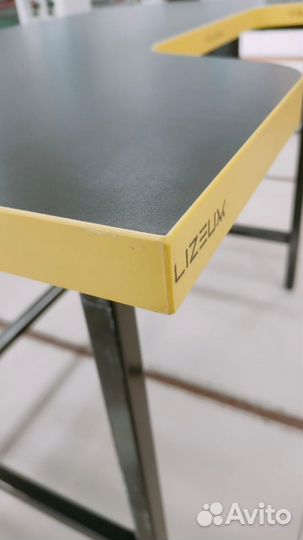 Компьютерный стол черный