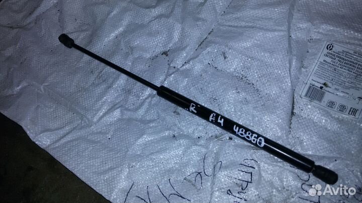 Амортизатор крышки багажника задний Skoda Octavia