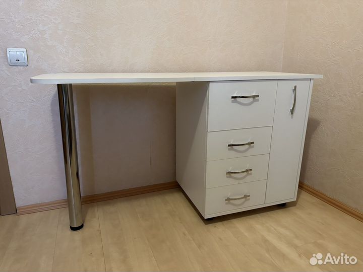 Маникюрный стол складной