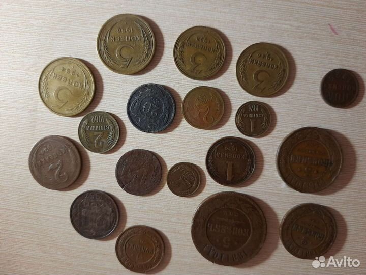 Коллекция разных марок и монет