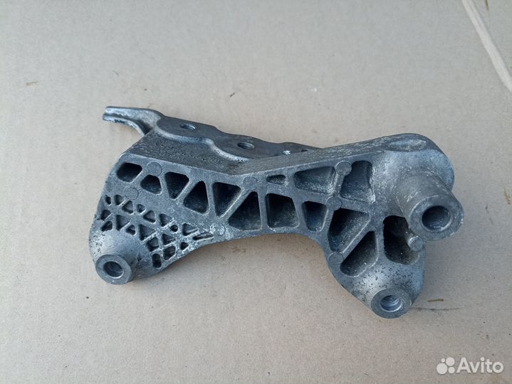 Кронштейн двигателя правый Chevrolet Cruze J300