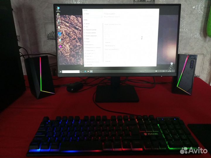 Игровой компьютер с монитором и клавиатурой