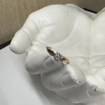 Золотое кольцо с бриллиантом