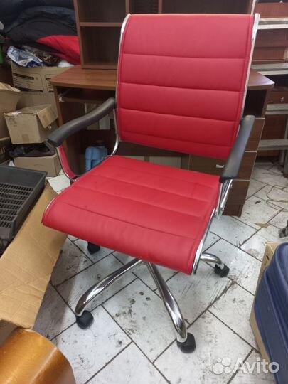 Кожаное кресло руководителя, красное