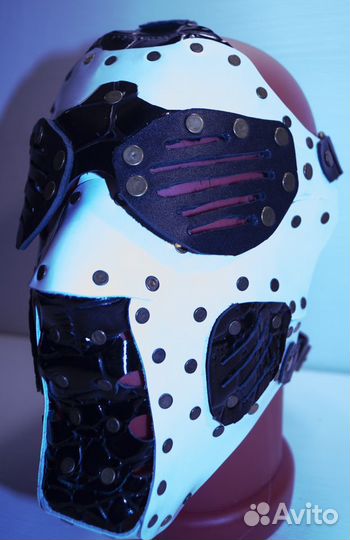Кожаная маска на заклёпках